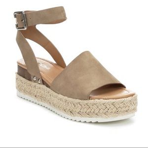 NEW Soda Topic Platform Sandals